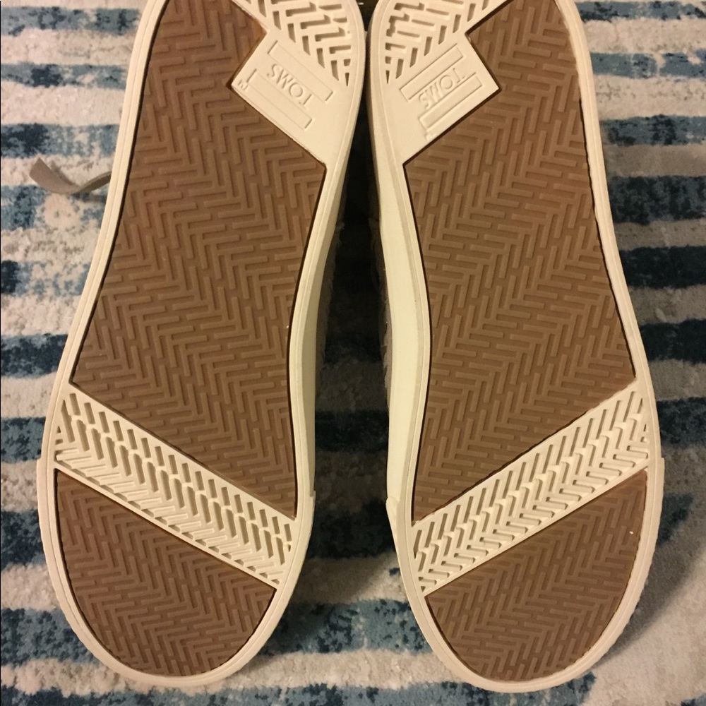 TOMS Vista Faux Fur Lined Suede Boot - Picture 11 of 13